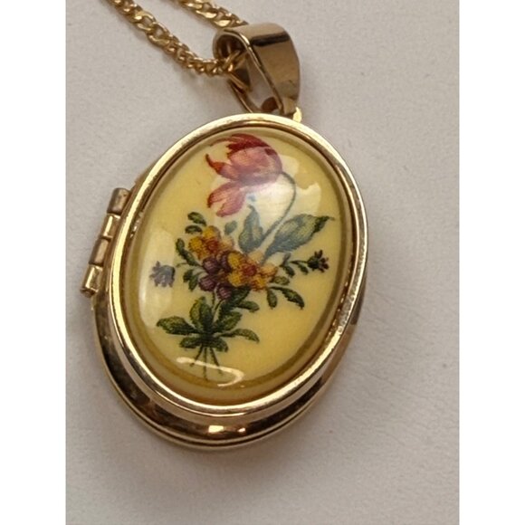 Vintage victorian style Gold-Tone Floral Oval Locket Necklace With Chain - Picture 7 of 12